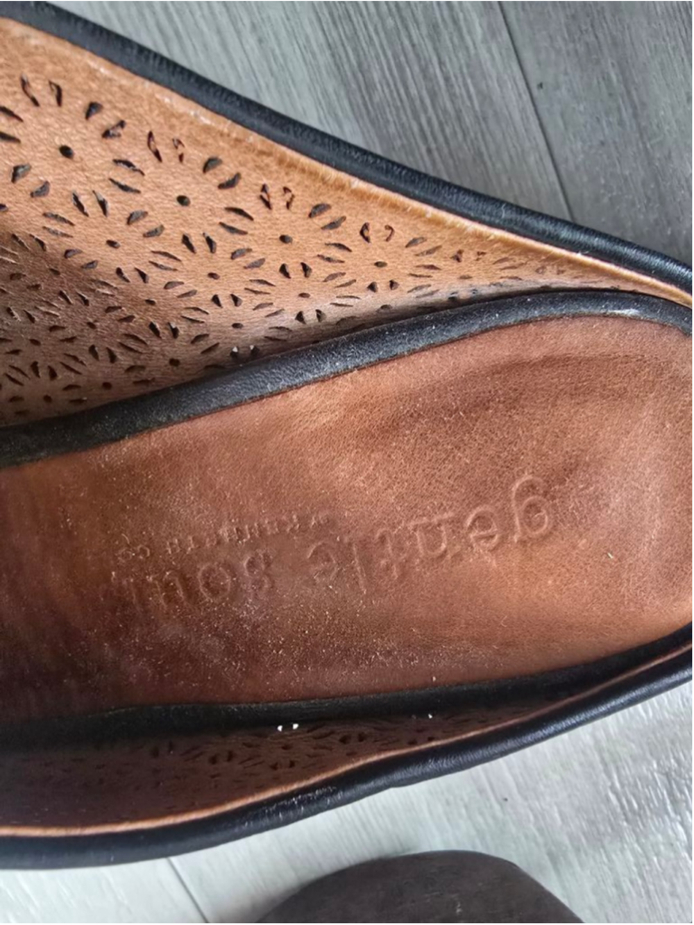 Gentle Souls by Kenneth Cole Black Perforated Mules Siz 8.5 - Picture 4 of 6